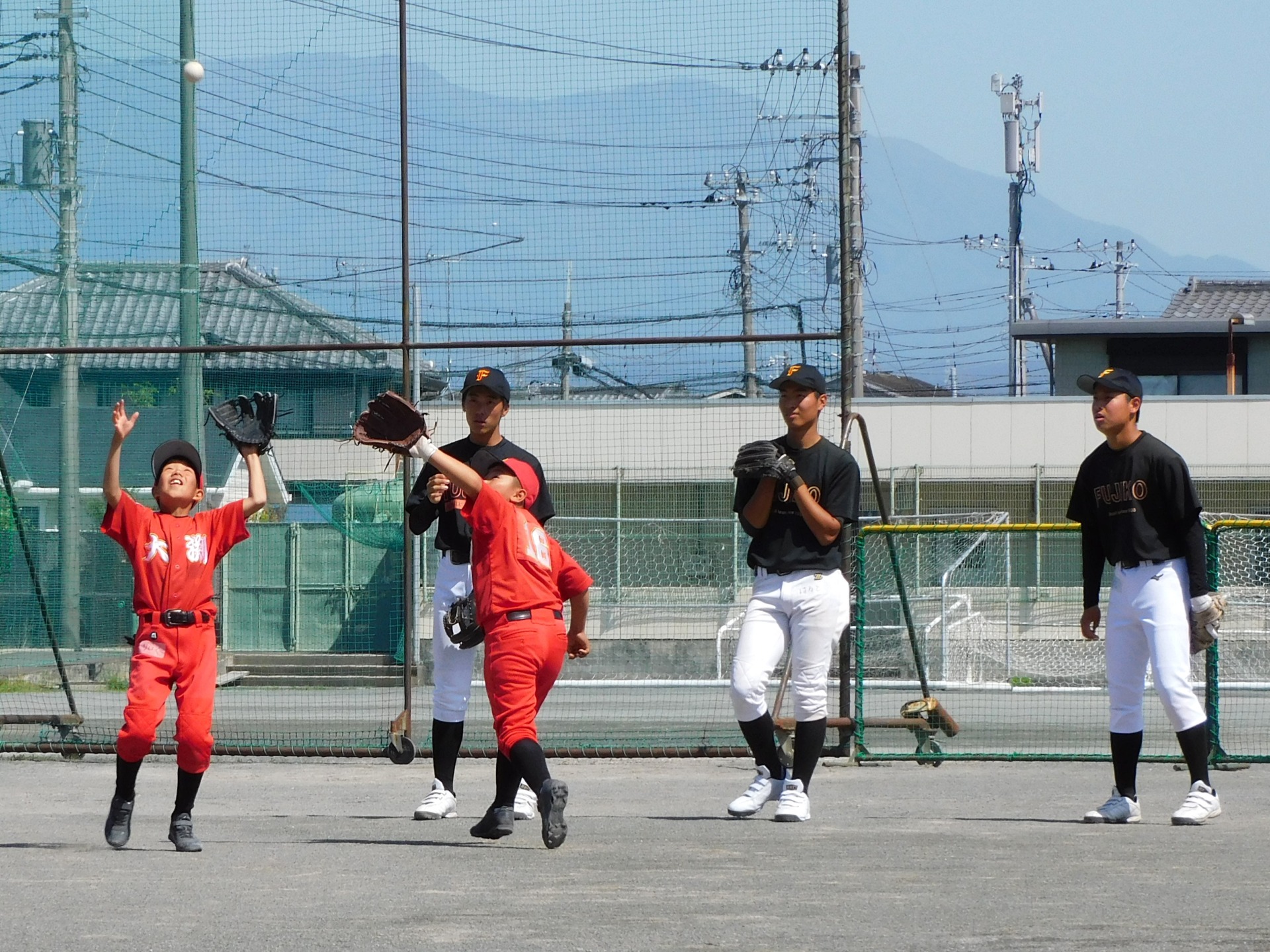高校球児が学童野球の練習試合運営　試合待ちのチームは野球教室　“宝”を育てる初の試み